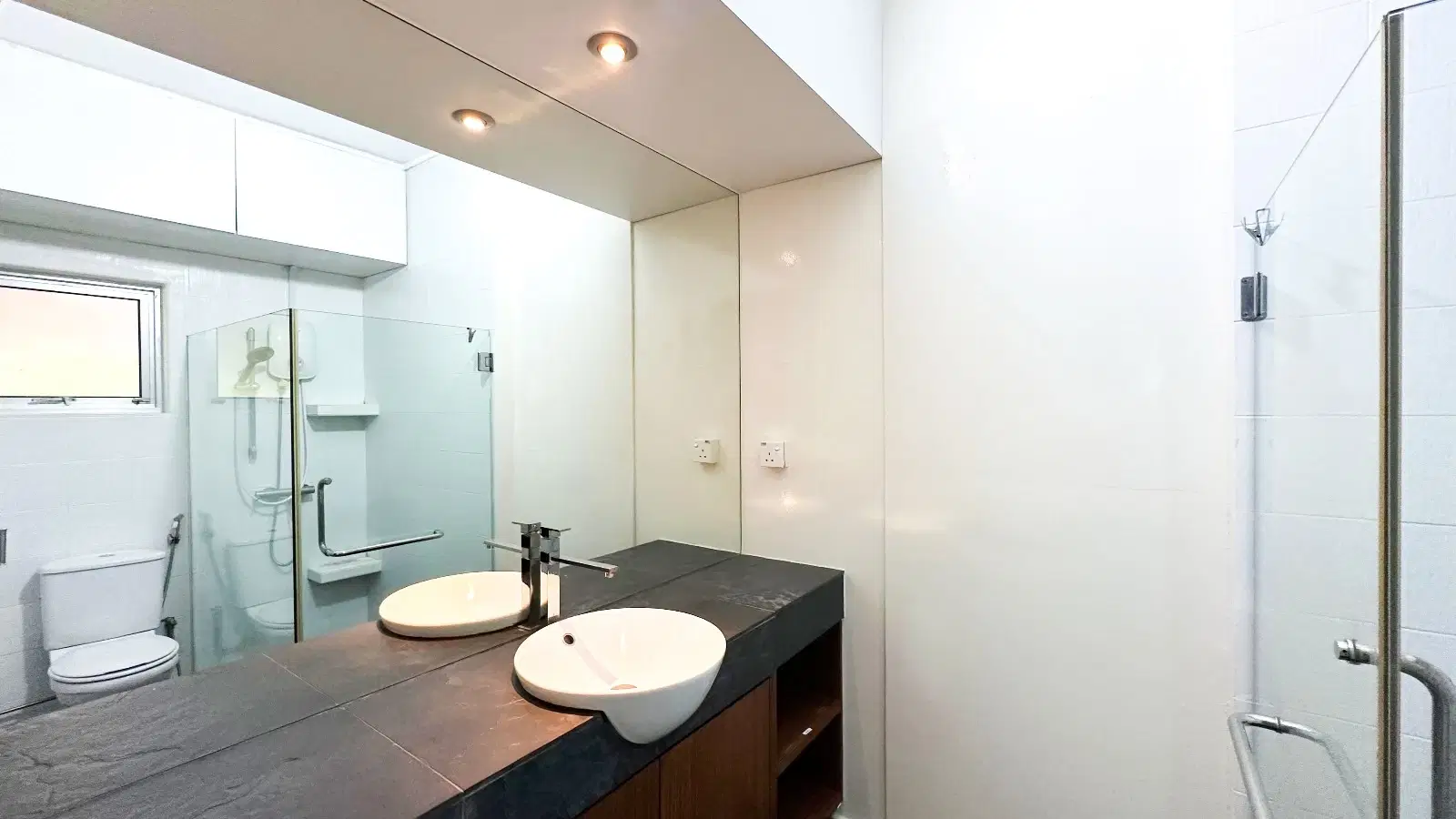 Room In A 5 Bedroom Apartment, 100 Oxley Rise, Singapore 238701 – Bathroom