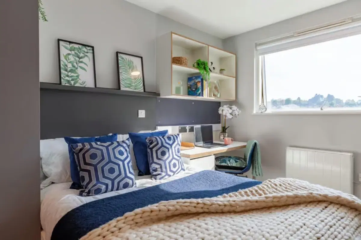 West Way Square, Oxford – Premium Gold Studio