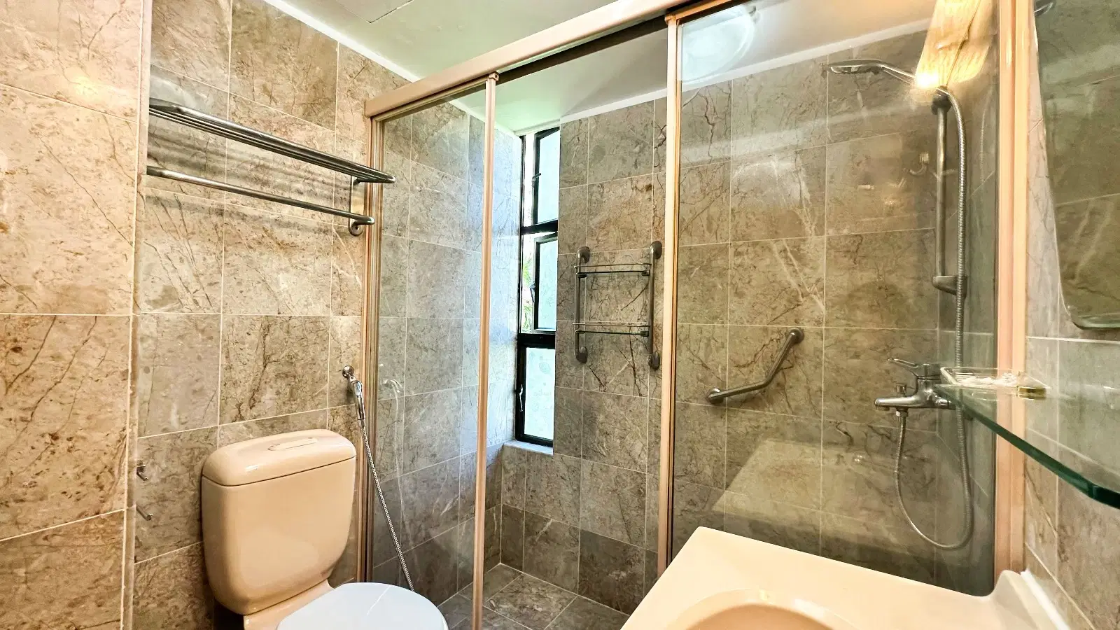 Room in a 5 Bedroom Apartment, 2 Pandan Valley, Singapore 597626 – Bathroom