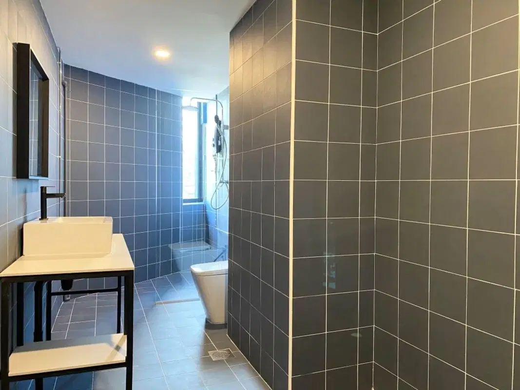 Room in a 6 Bedroom Apartment, 6C Duke's Road, Singapore 268886 – Bathroom