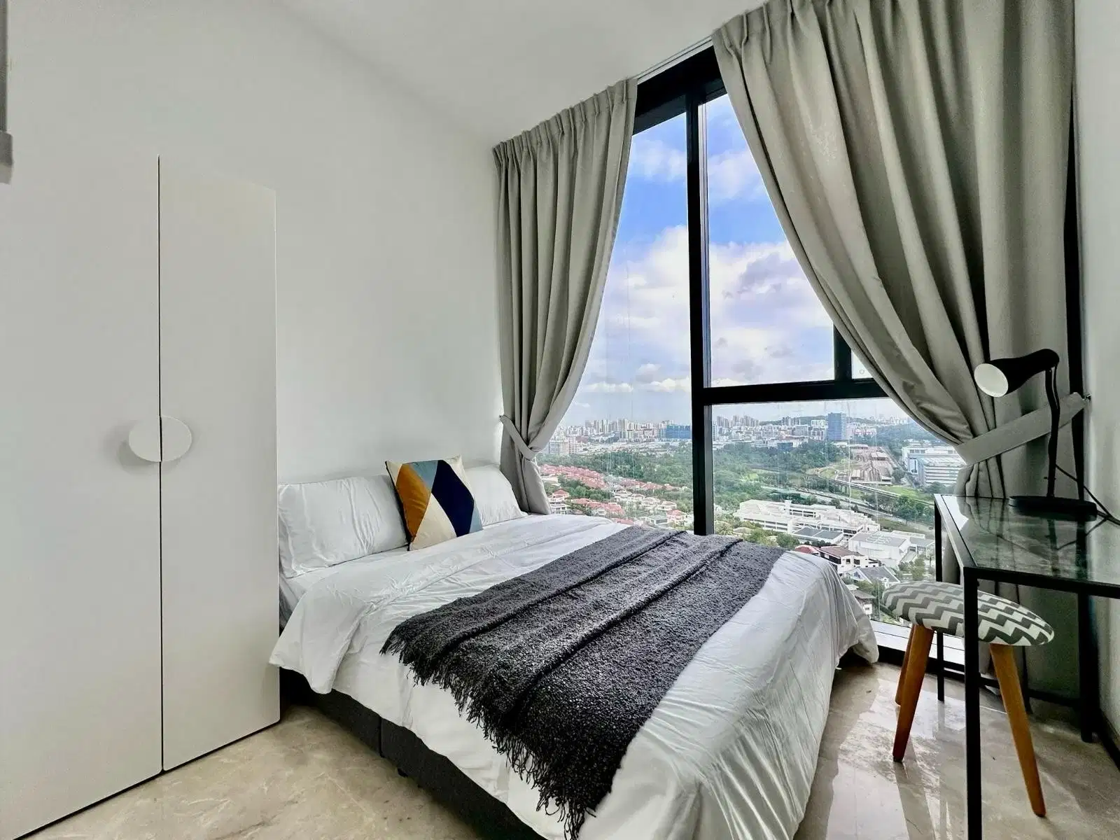 Room in a 4 Bedroom Apartment, 6A Jalan Lempeng Parc Clematis, Singapore 128822