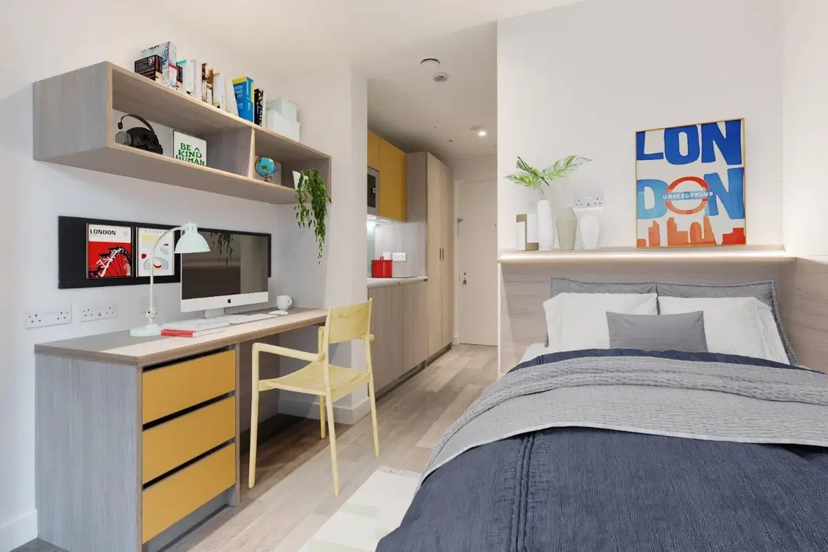 Gobritanya London Bridge Residence, London – Bronze Studio - Landmark View | Upper Level