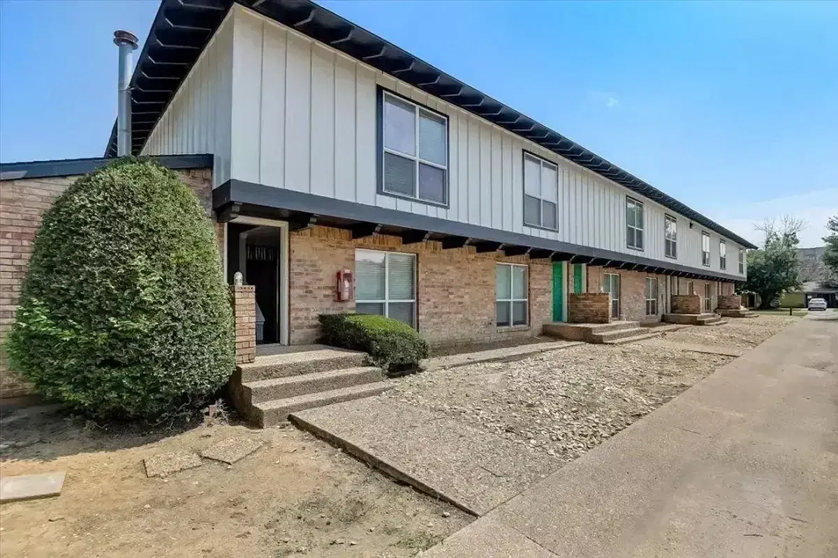 Crash Pads II, Denton – Exterior