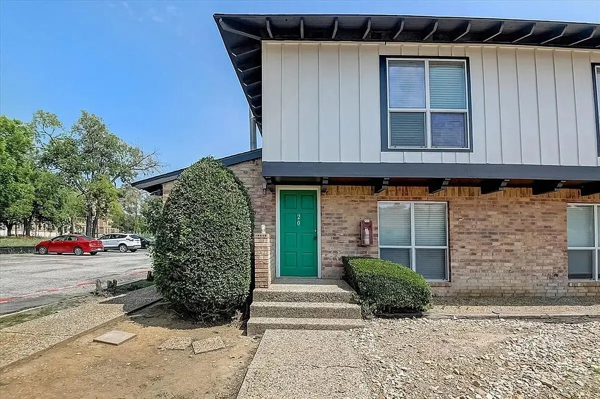 Crash Pads II, Denton – Exterior