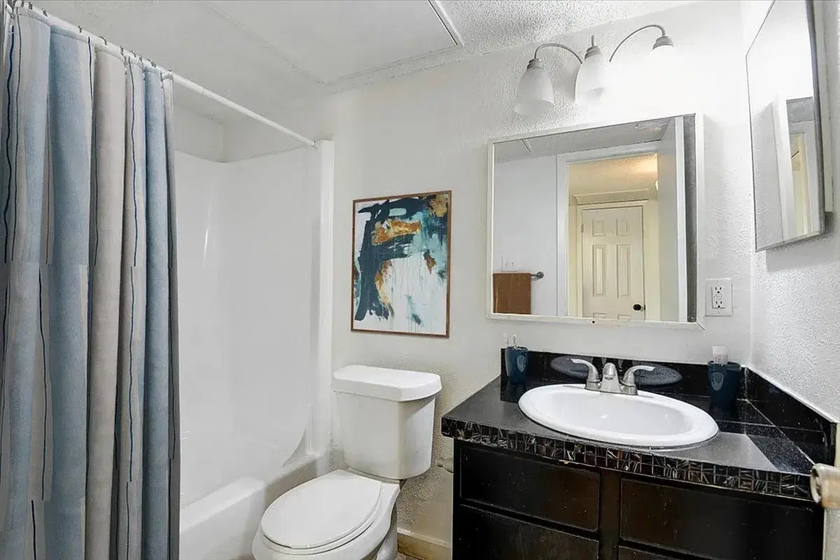Crash Pads I, Denton – Bathroom