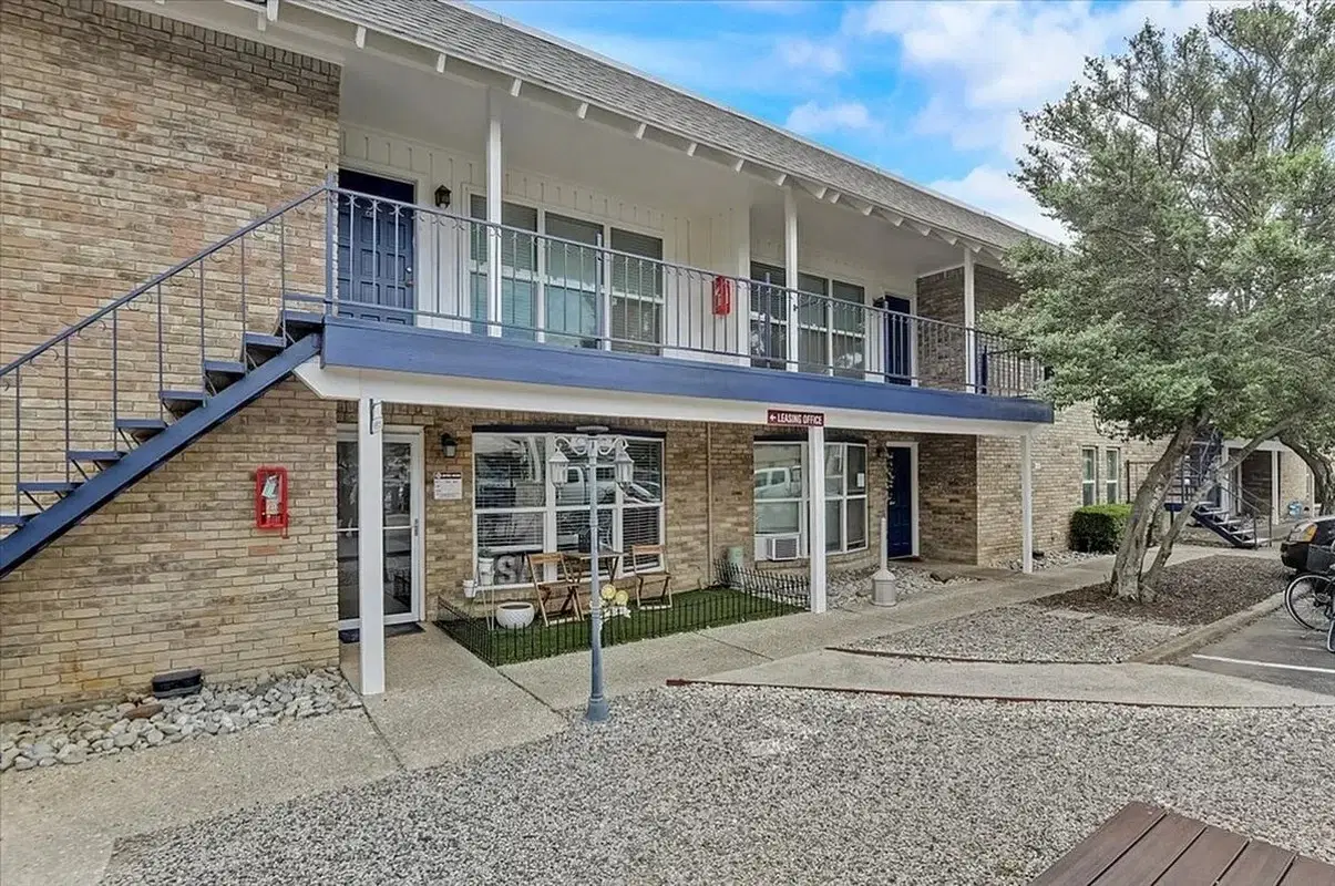 The Quarter, Denton – Exterior