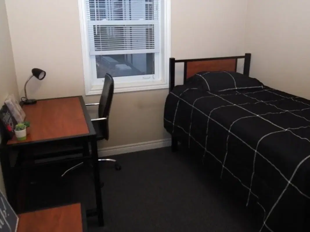 251 Lester St, Waterloo, ON – 5 Bed 2 Bath