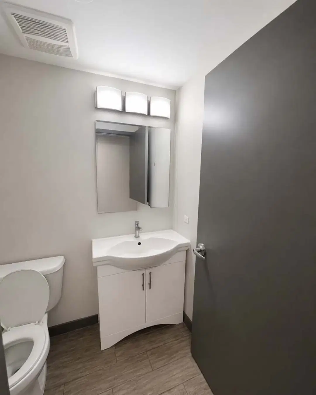 258C Sunview St, Waterloo, ON – Bathroom