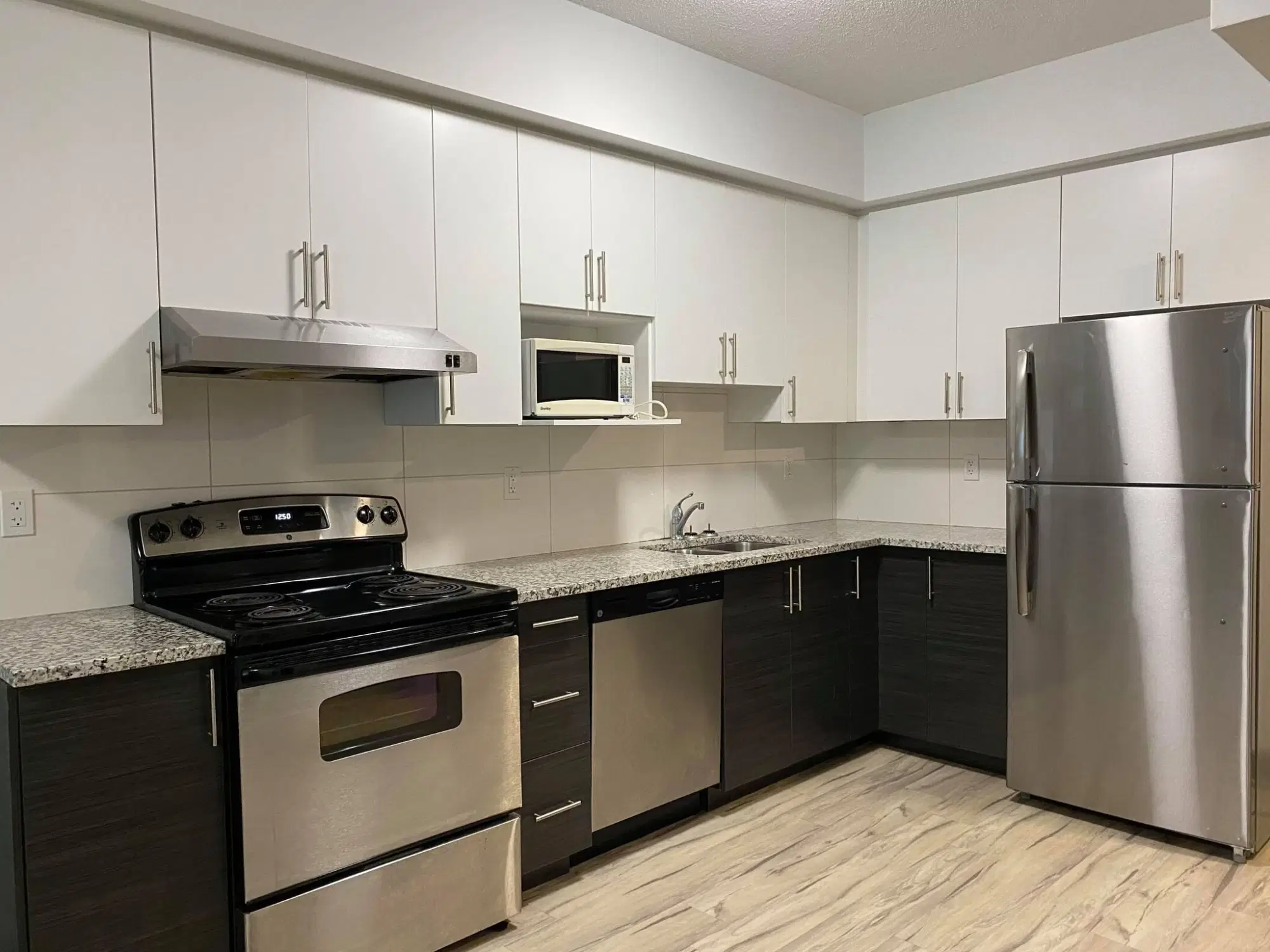 258C Sunview St, Waterloo, ON – Kitchen