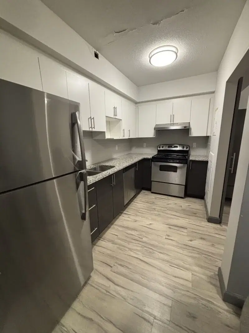 258B Sunview St, Waterloo, ON – Kitchen