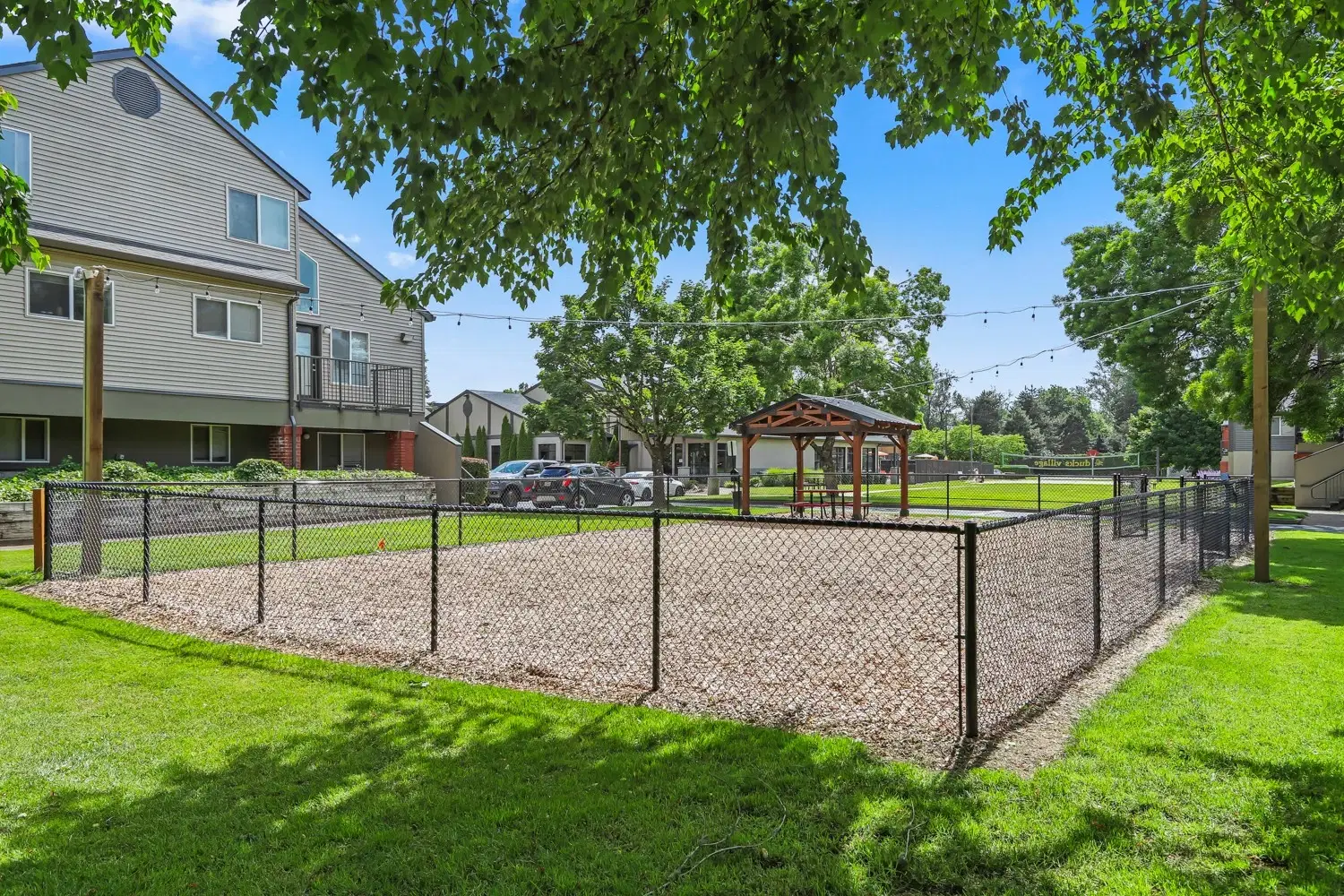 Duck's Village, Eugene – Exterior