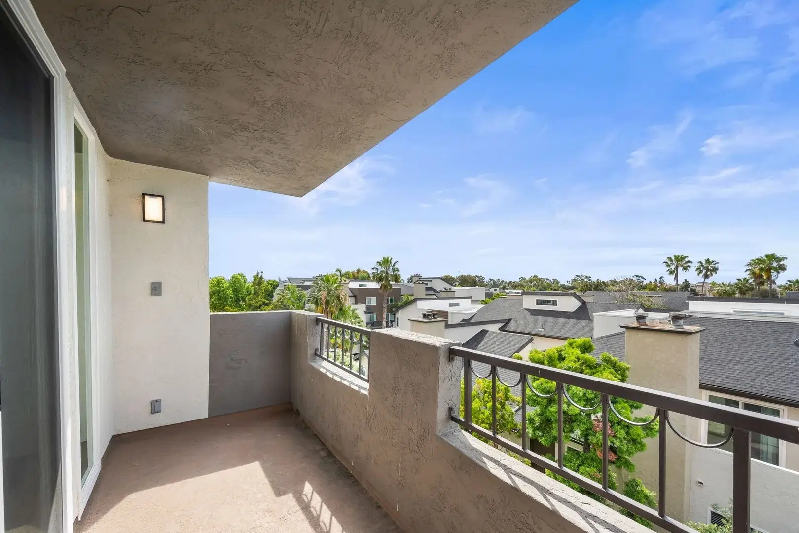 3899 Nobel Drive, San Diego – Exterior
