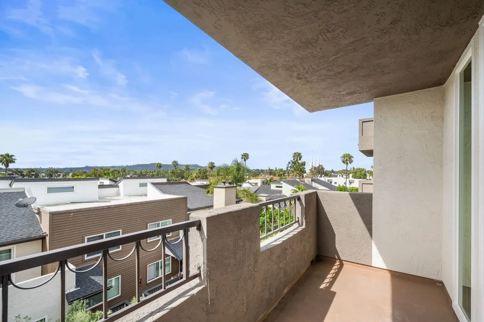 3899 Nobel Drive, San Diego – Exterior