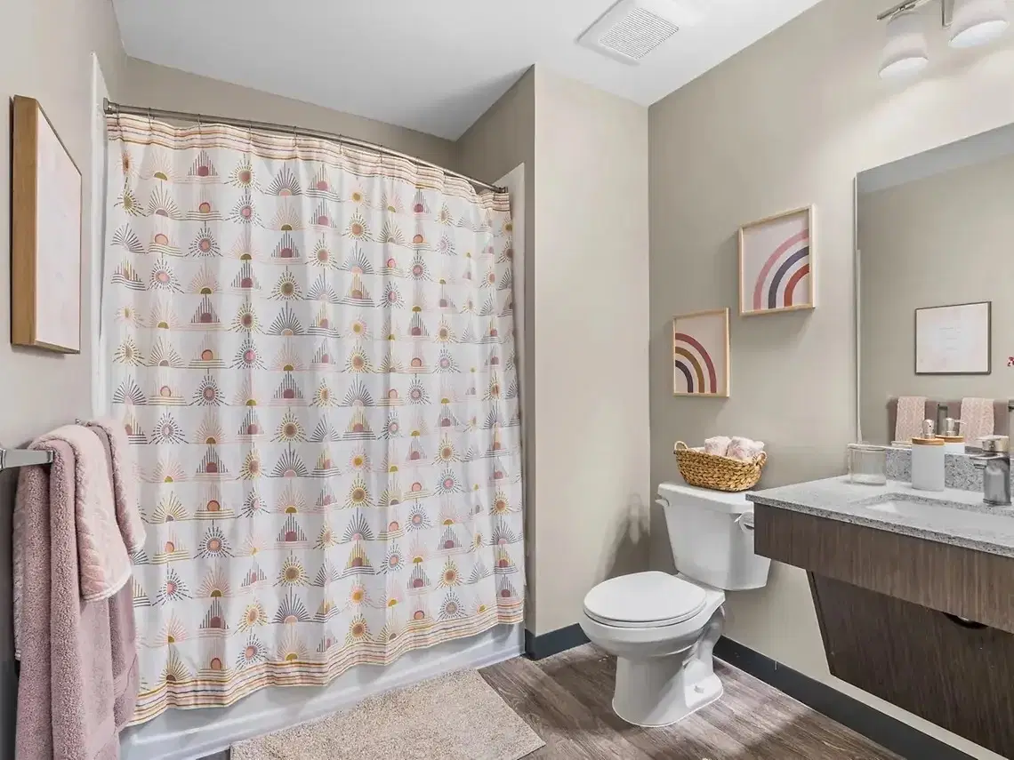 Yugo Echelon, State College – Bathroom