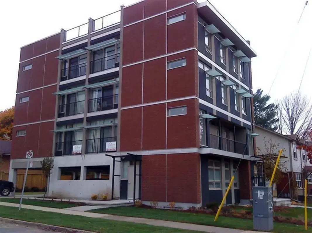 LEED on University, Waterloo – Exterior