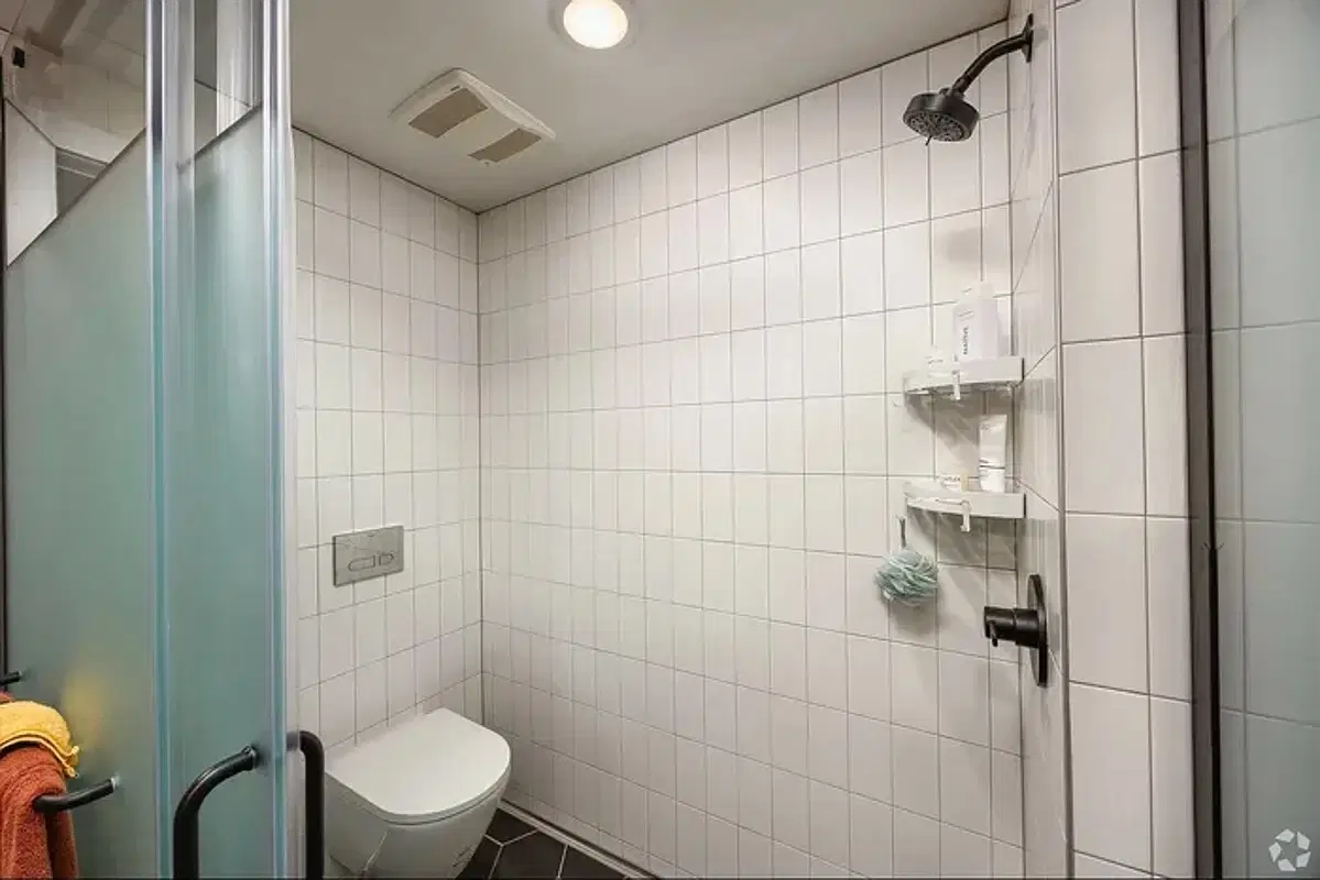 6Nineteen, San Diego – Bathroom