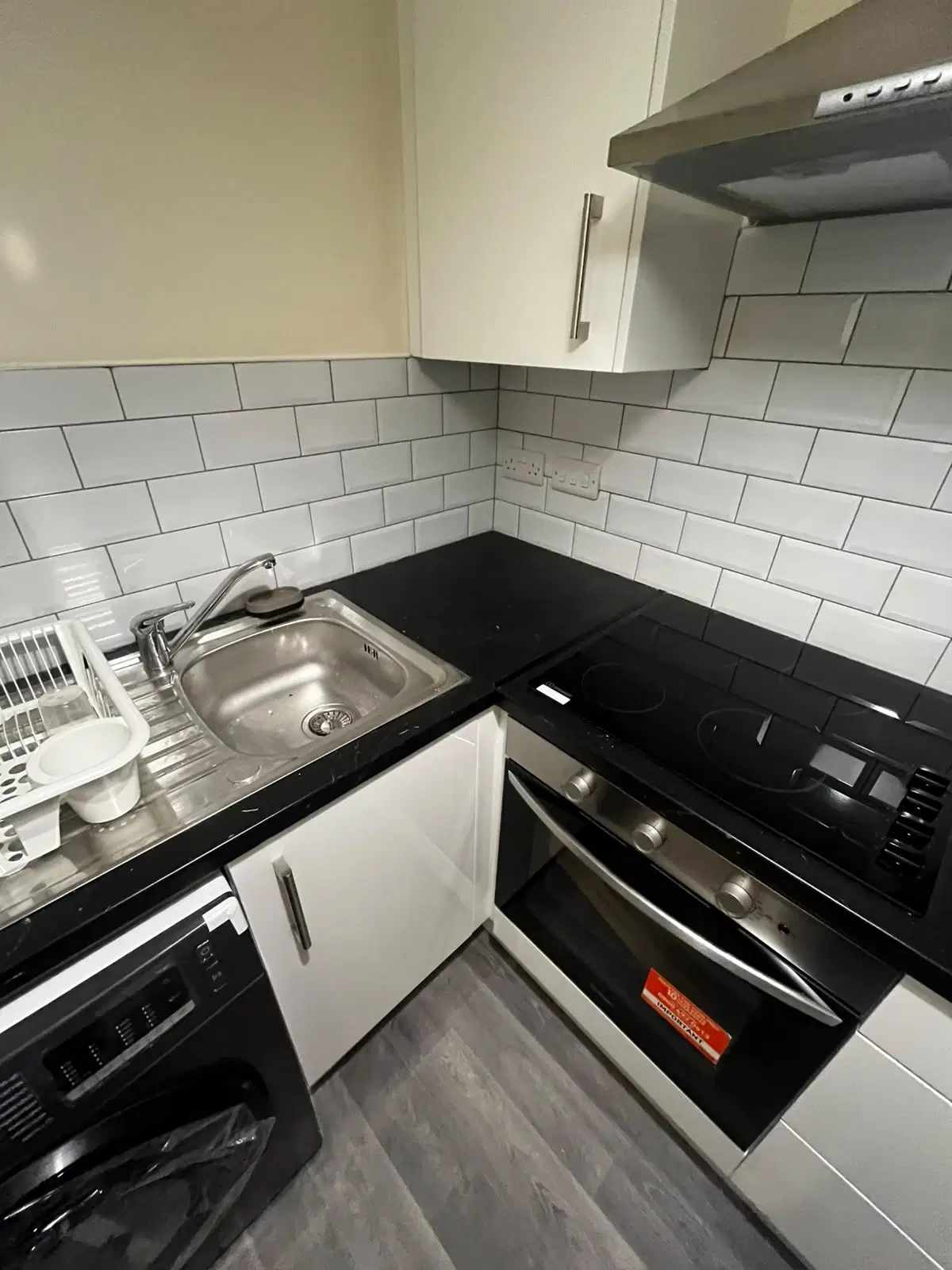 Room in a 2 Bedroom Apartment, 16 Emmet Lodge, Emmet Court, Dublin 8 D08 EY83 – Kitchen