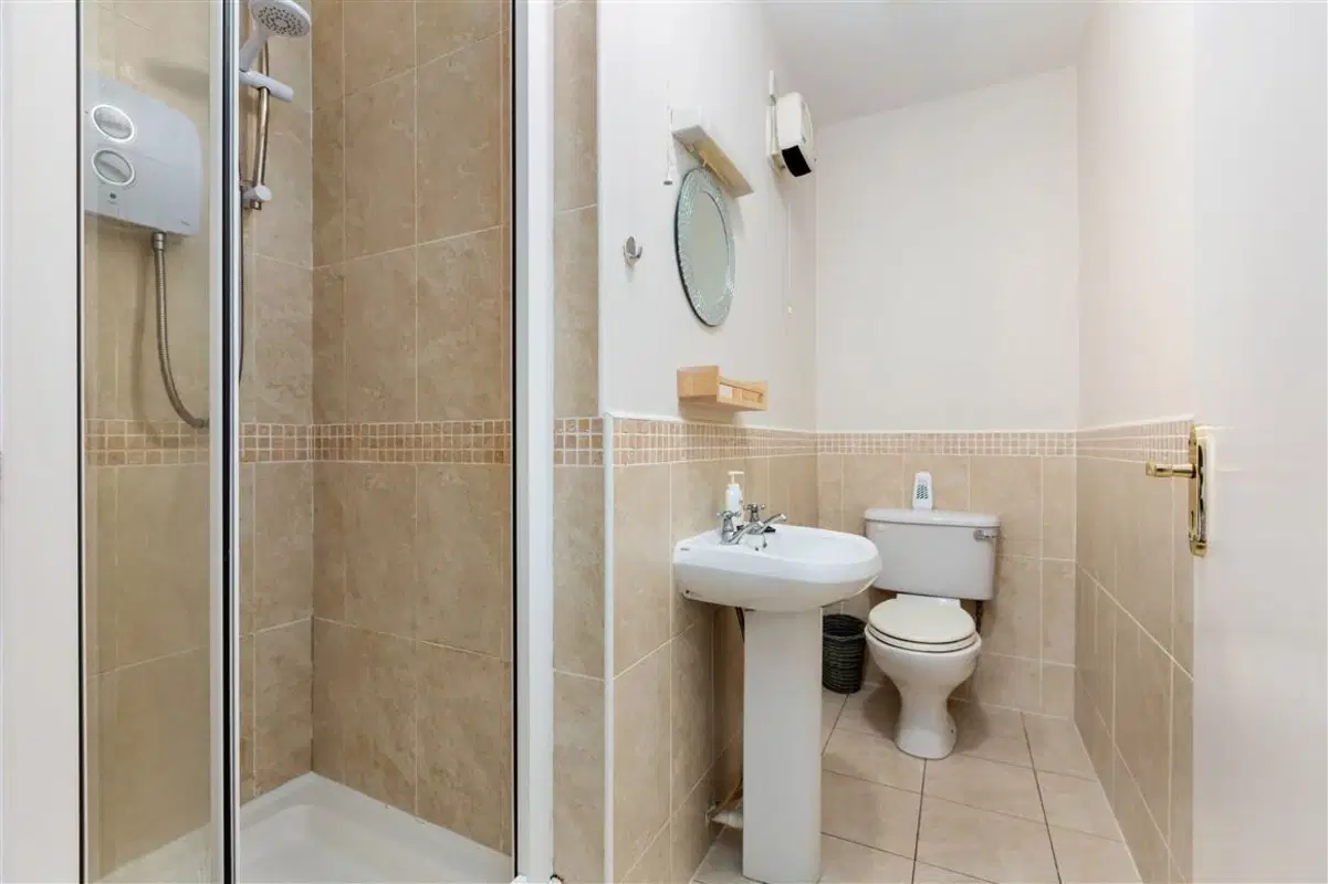 Room in a 2 Bedroom Apartment, 53 Slade Castle Ave, Saggart, Co. Dublin D24 N279 – Bathroom