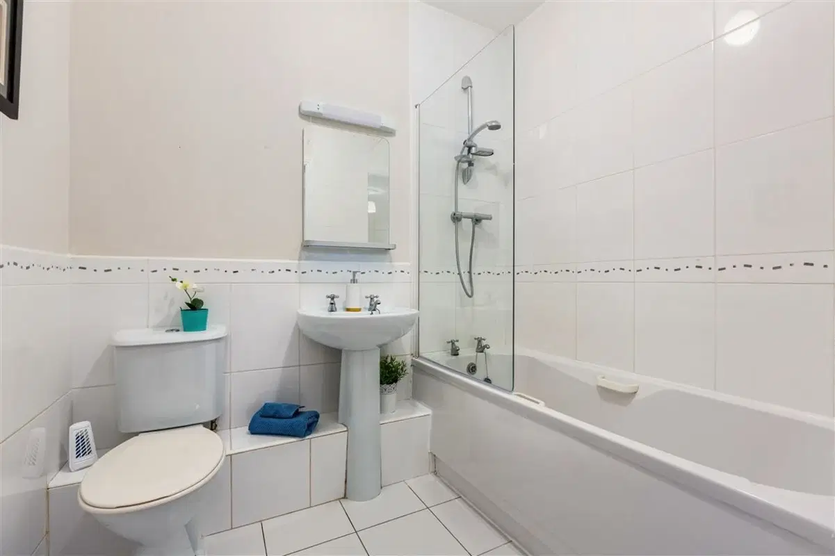 Room in a 2 Bedroom Apartment, 53 Slade Castle Ave, Saggart, Co. Dublin D24 N279 – Bathroom