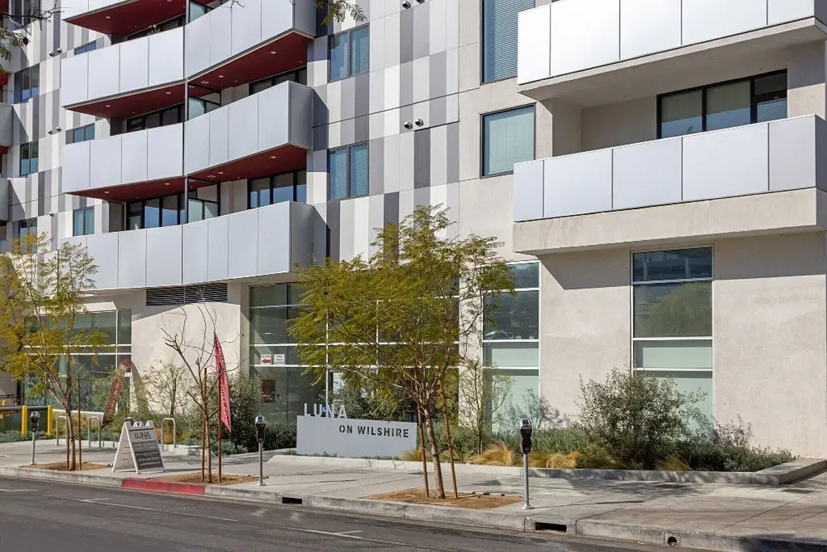 Luna, Los Angeles – Exterior