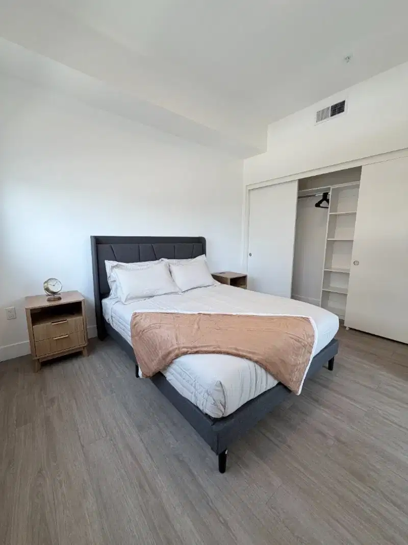 Roya, Los Angeles