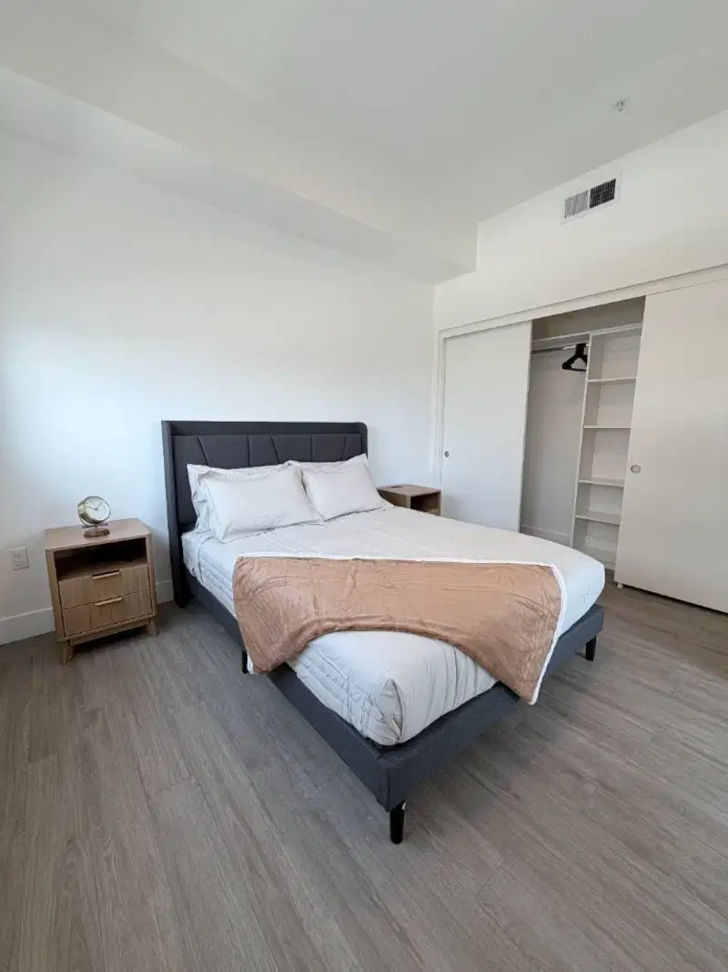 Roya, Los Angeles