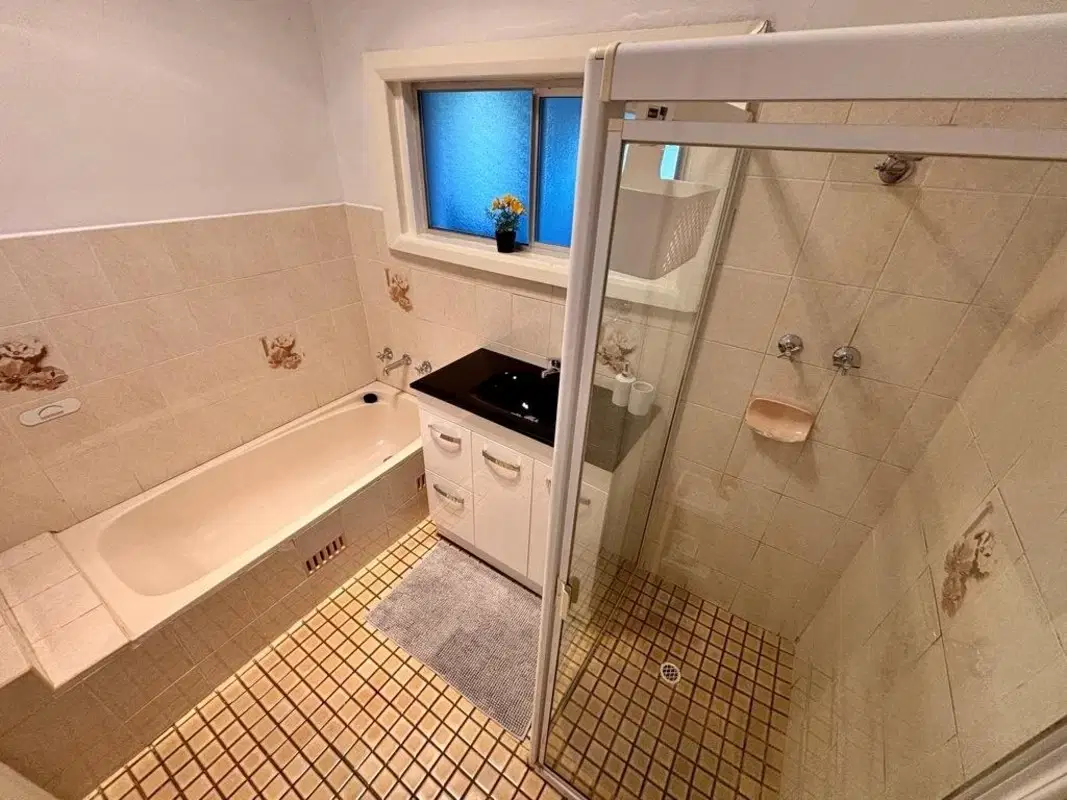 Room in a 5 Bedroom Apartment, 18A High Avenue, Clearview, Australia SA 5085 – Bathroom
