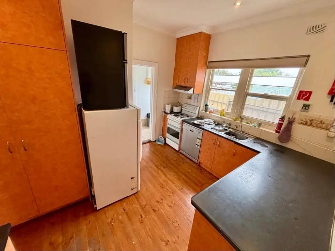 Room in a 5 Bedroom Apartment, 18A High Avenue, Clearview, Australia SA 5085 – Kitchen