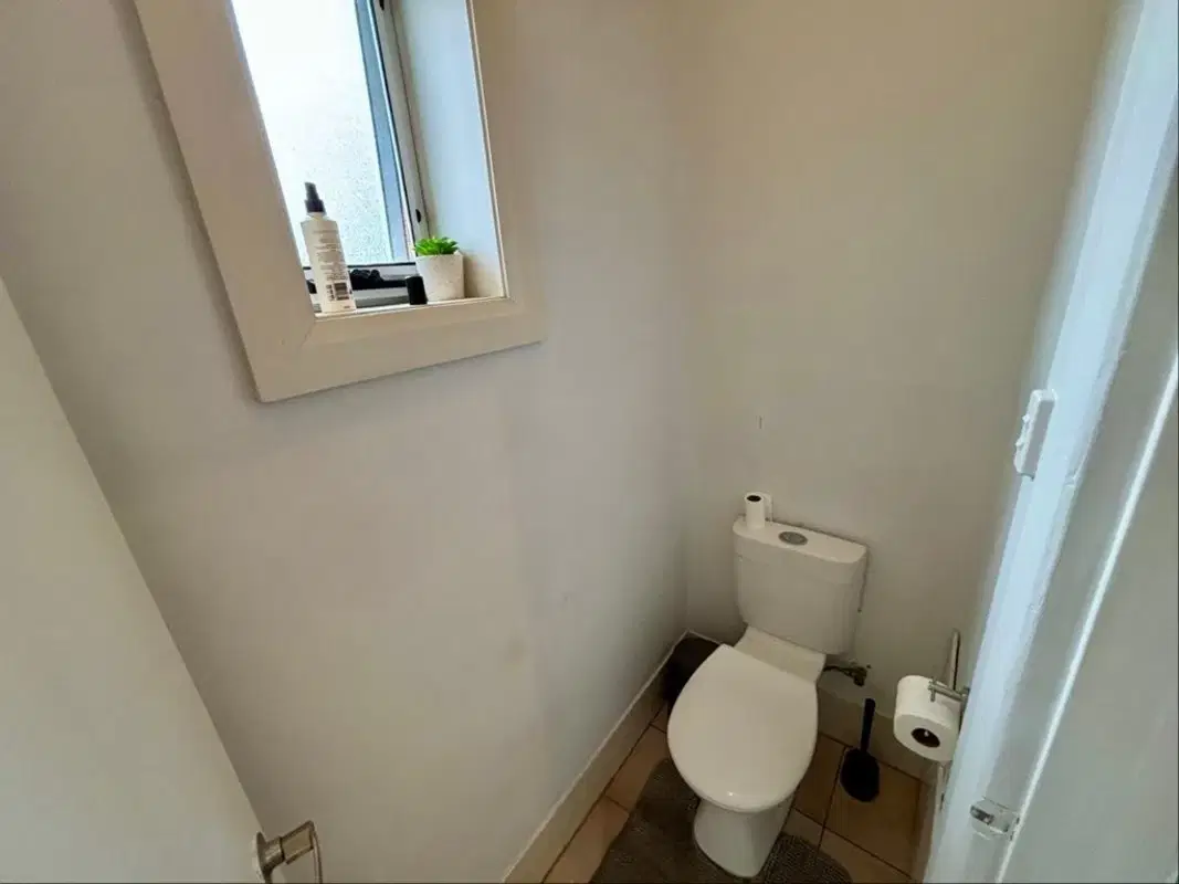 Room in a 5 Bedroom Apartment, 18A High Avenue, Clearview, Australia SA 5085 – Bathroom