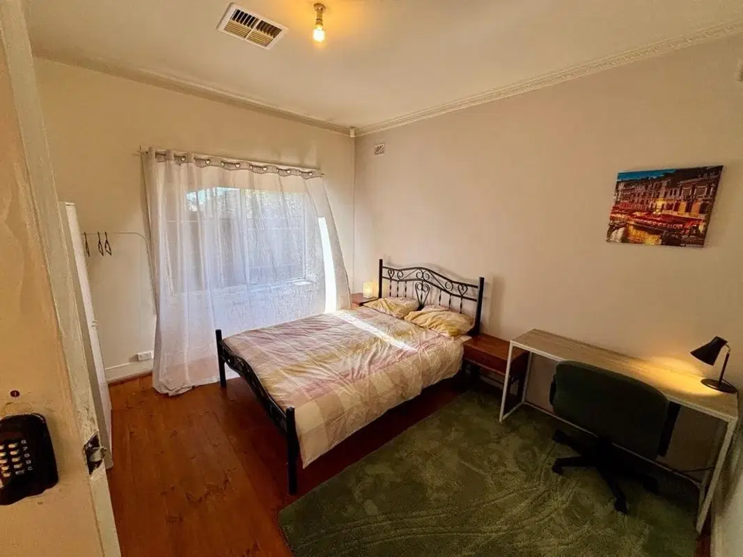 Room in a 5 Bedroom Apartment, 18A High Avenue, Clearview, Australia SA 5085