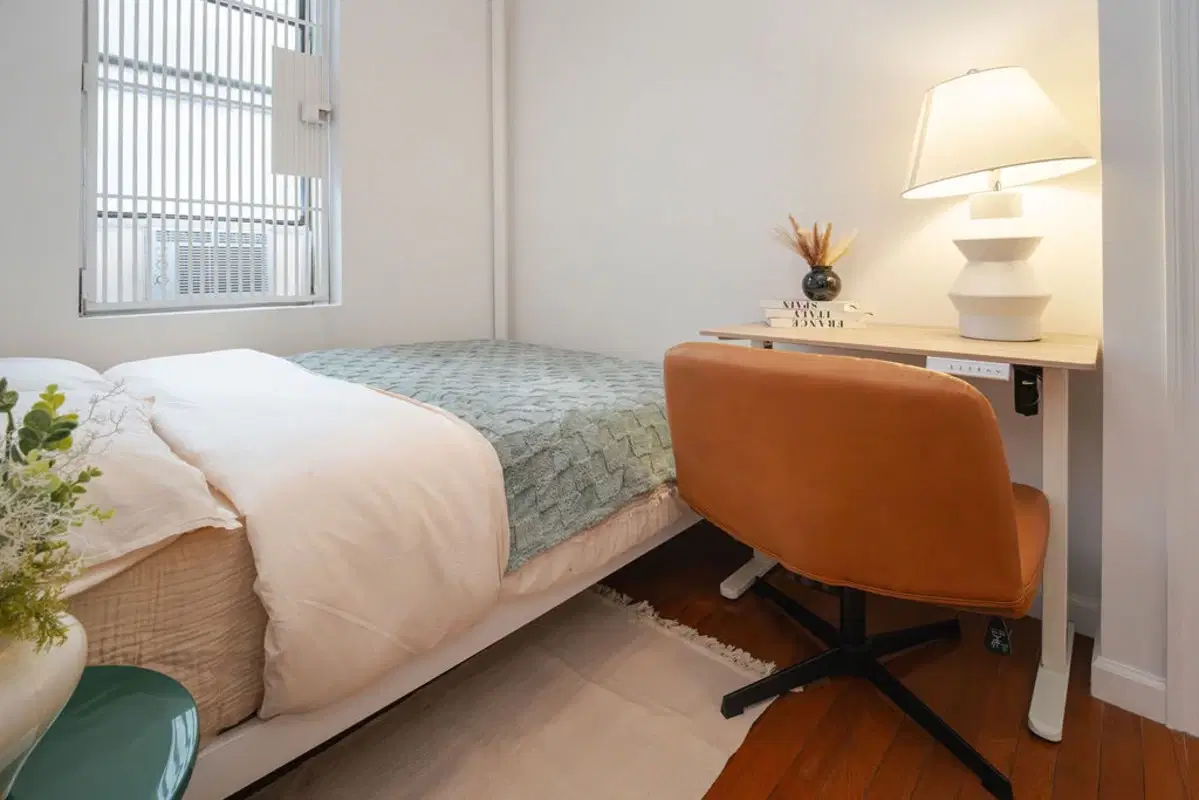 The Ave D House, New York – Bedroom