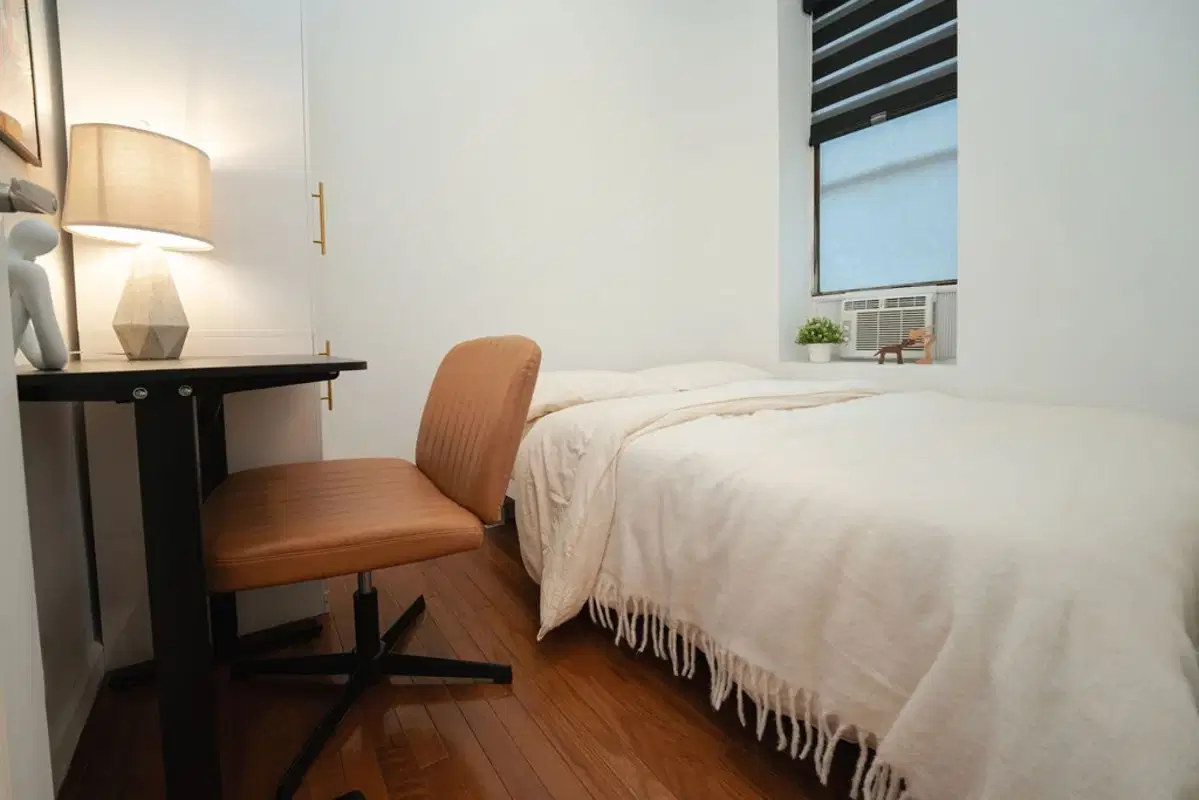 The Ave D House, New York – Bedroom