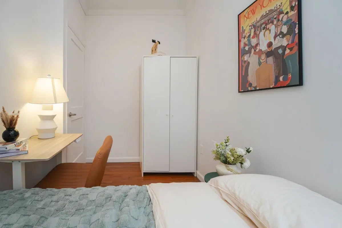 The Ave D House, New York – Bedroom