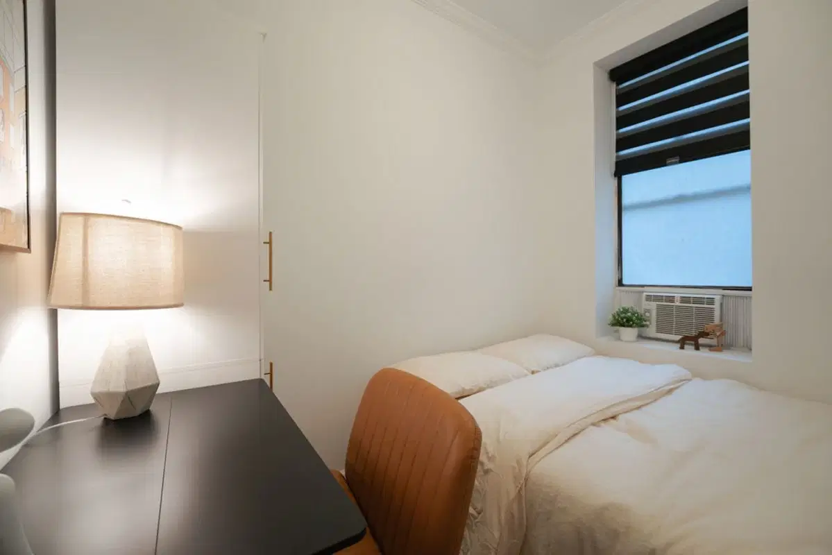 The Ave D House, New York – Bedroom