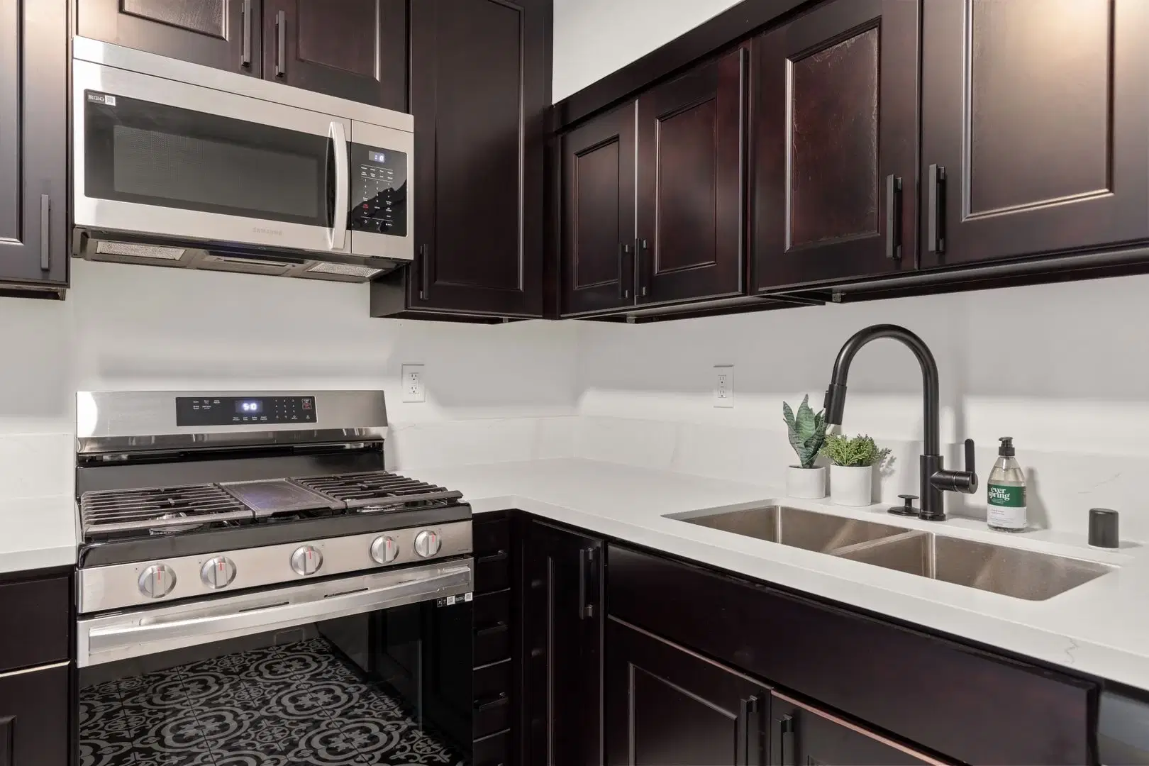 Ohio Avenue, Los Angeles – Single Room with a Jack and Jill Bathroom in a 4 Bedroom Apartment