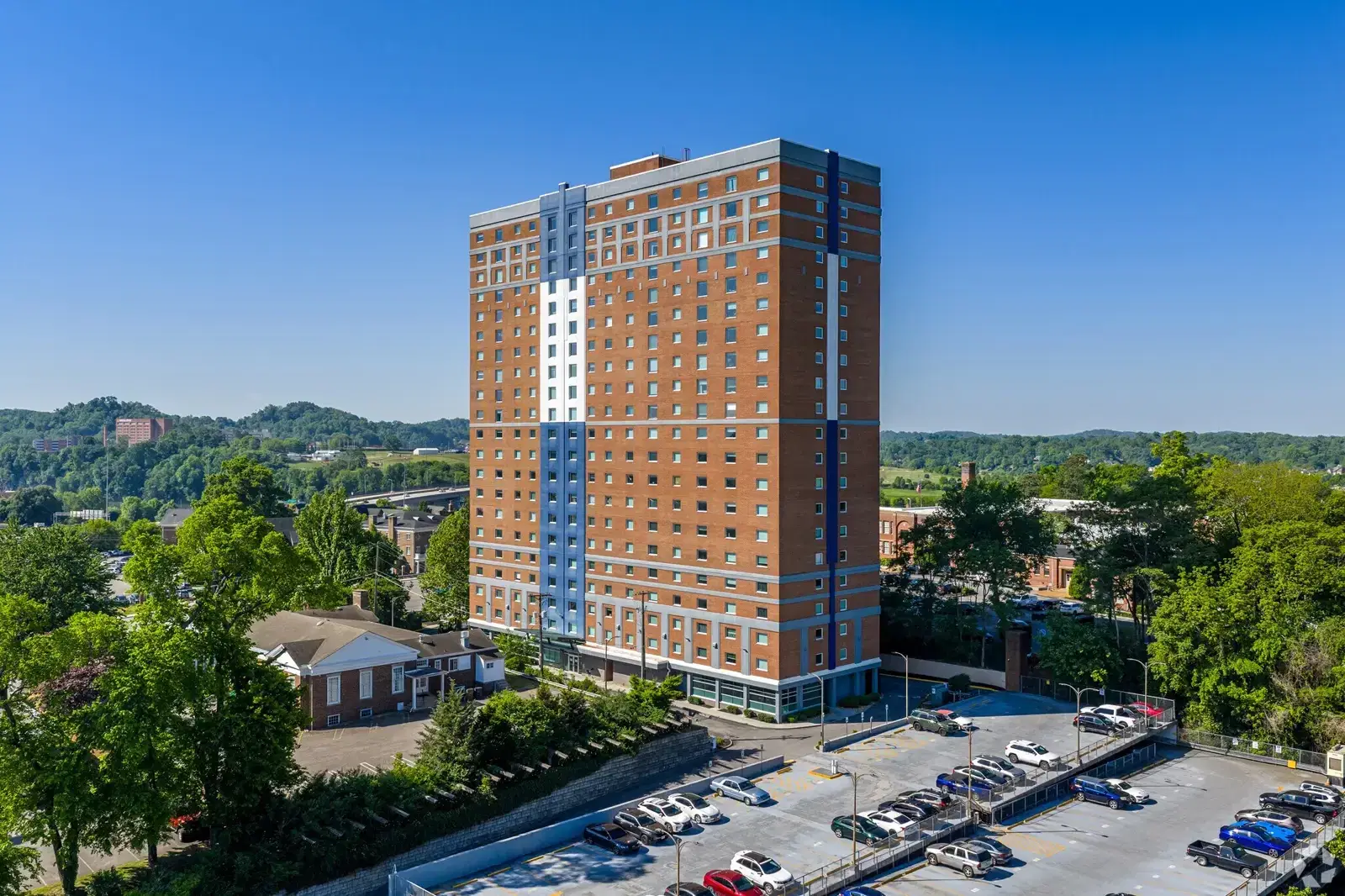 Tradition, Knoxville – Exterior