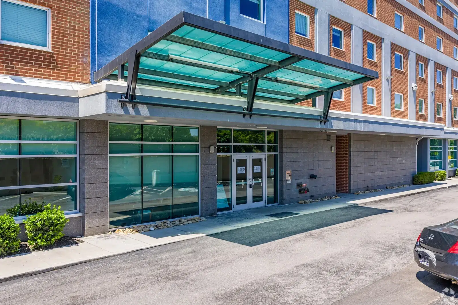 Tradition, Knoxville – Exterior