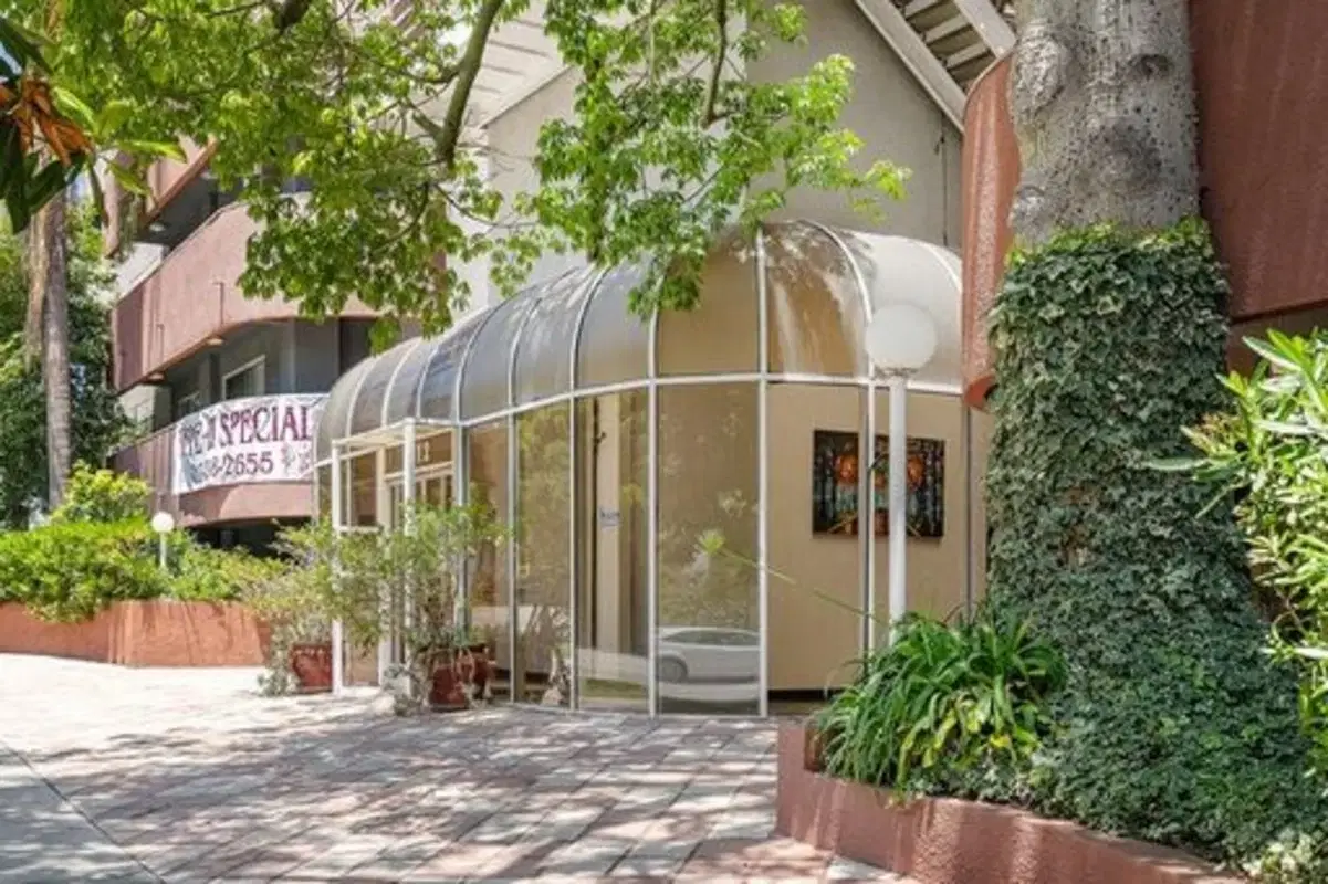 Veteran Plaza, Los Angeles – Exterior