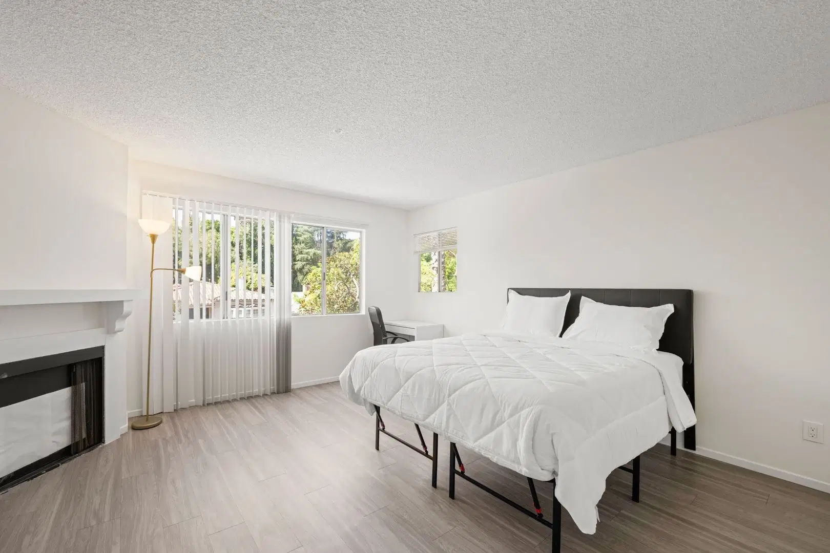 Veteran Plaza, Los Angeles – Private Room with Shared Bathroom (Private Space)