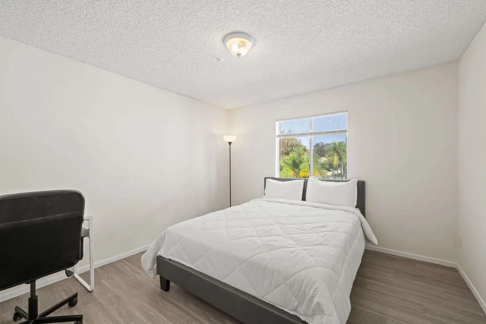 Veteran Plaza, Los Angeles – Private Room with Shared Bathroom