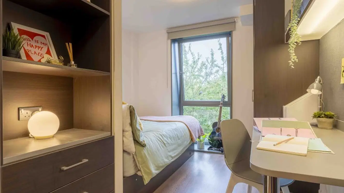 iQ Astor House, Plymouth – Copper En Suite