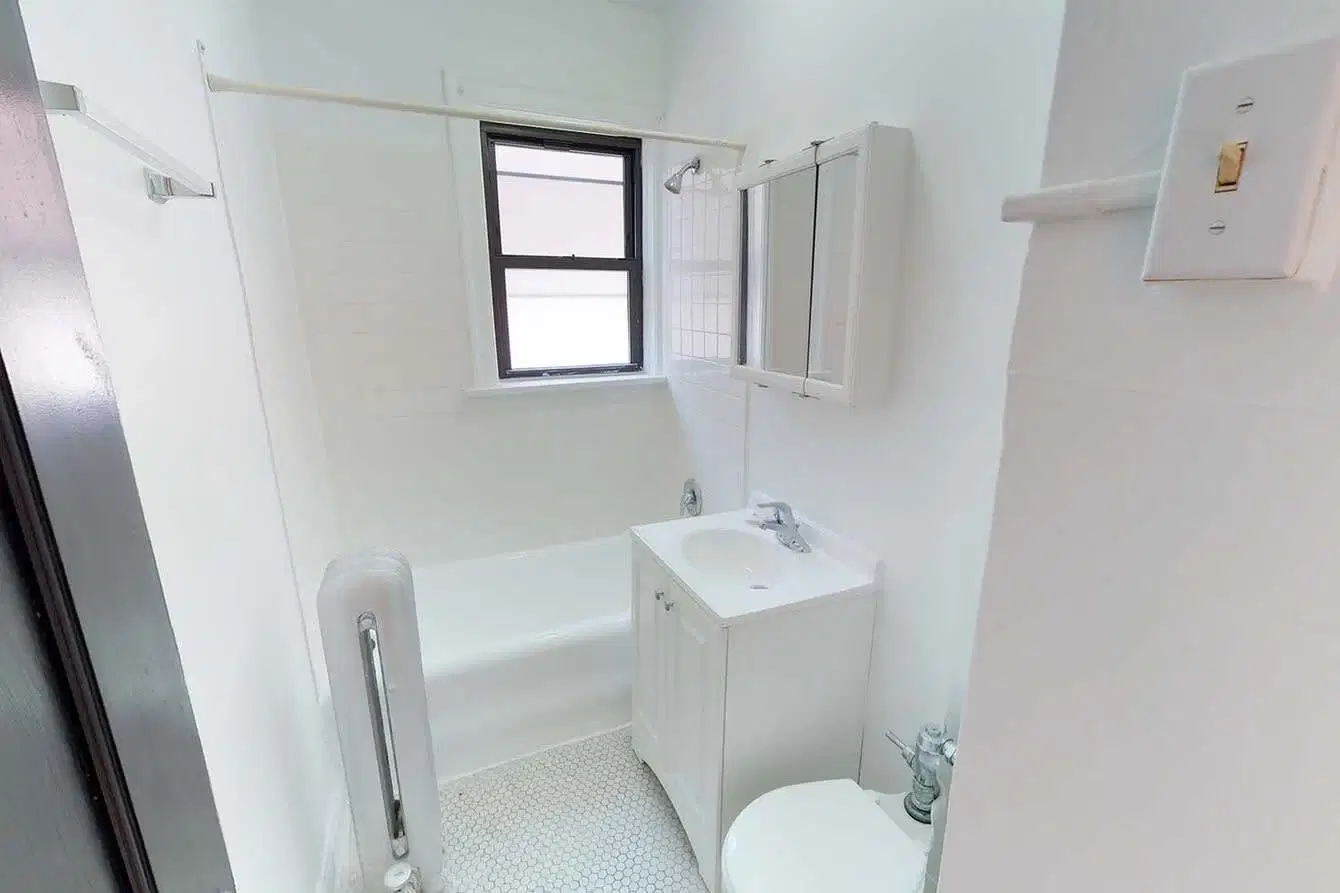 1440 E. 52nd Street, Chicago – Bathroom