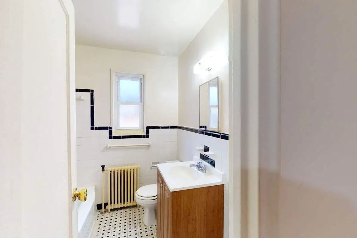 River Terrace Gardens, River Edge – Bathroom