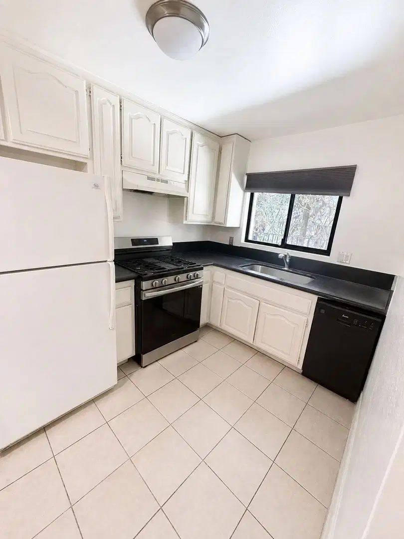 Ohio Avenue, Los Angeles – Single Room with a Private Bathroom in a 2 Bedroom Apartment