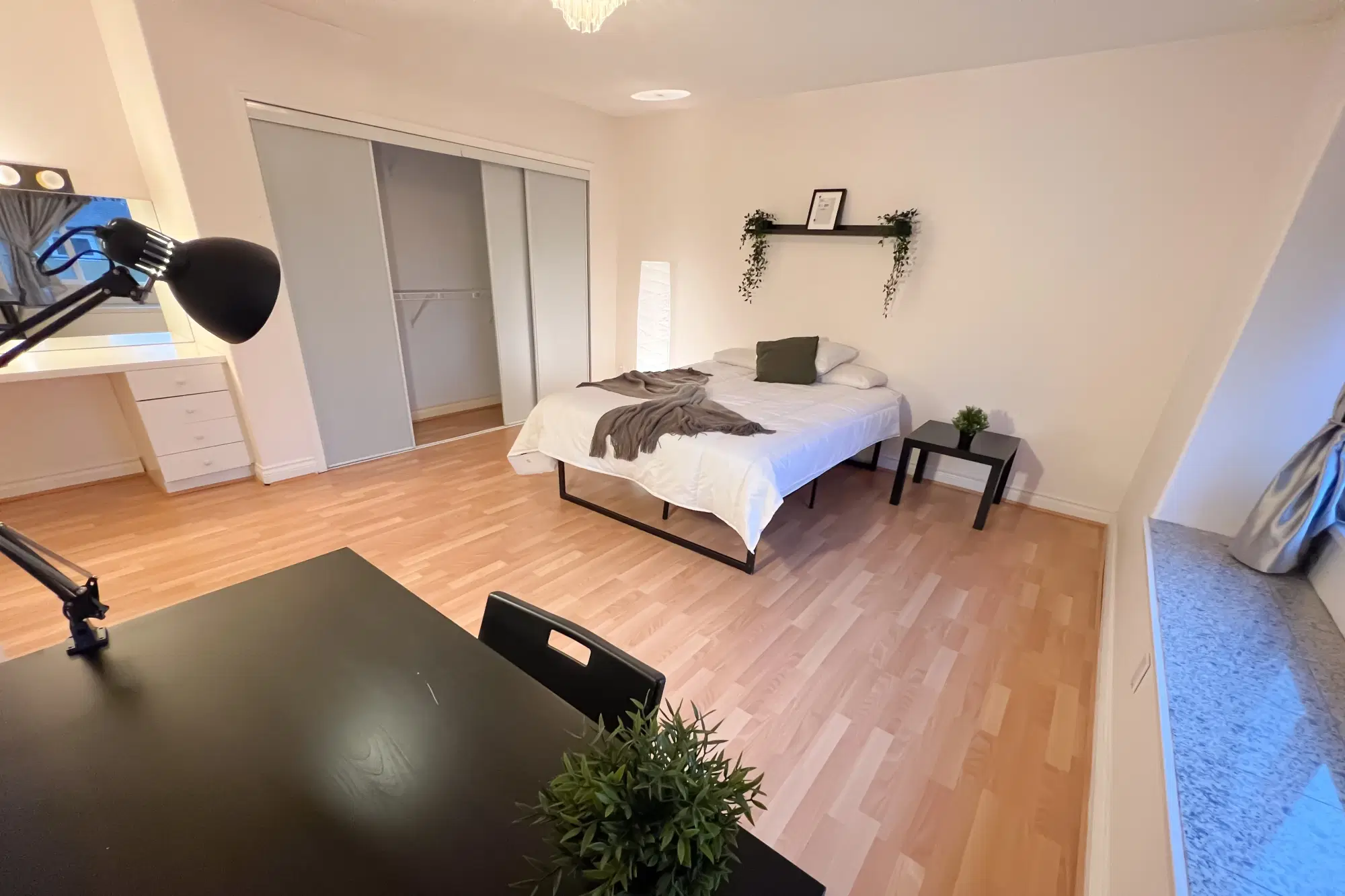 7487 Granville St, Vancouver – Dubai (Master) / Shannon house