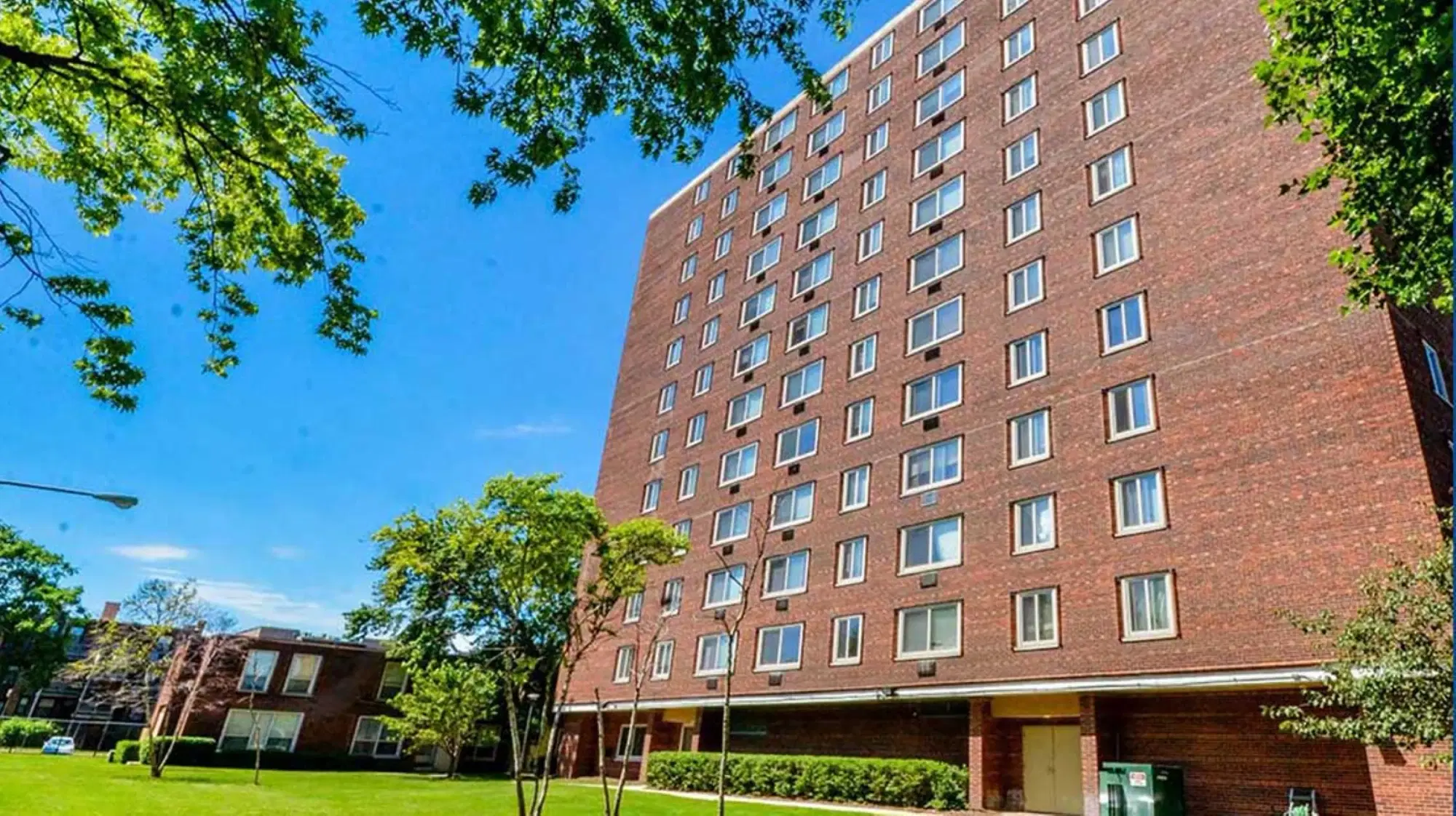 Hyde Park West Apartments & Townhomes, Chicago – Exterior