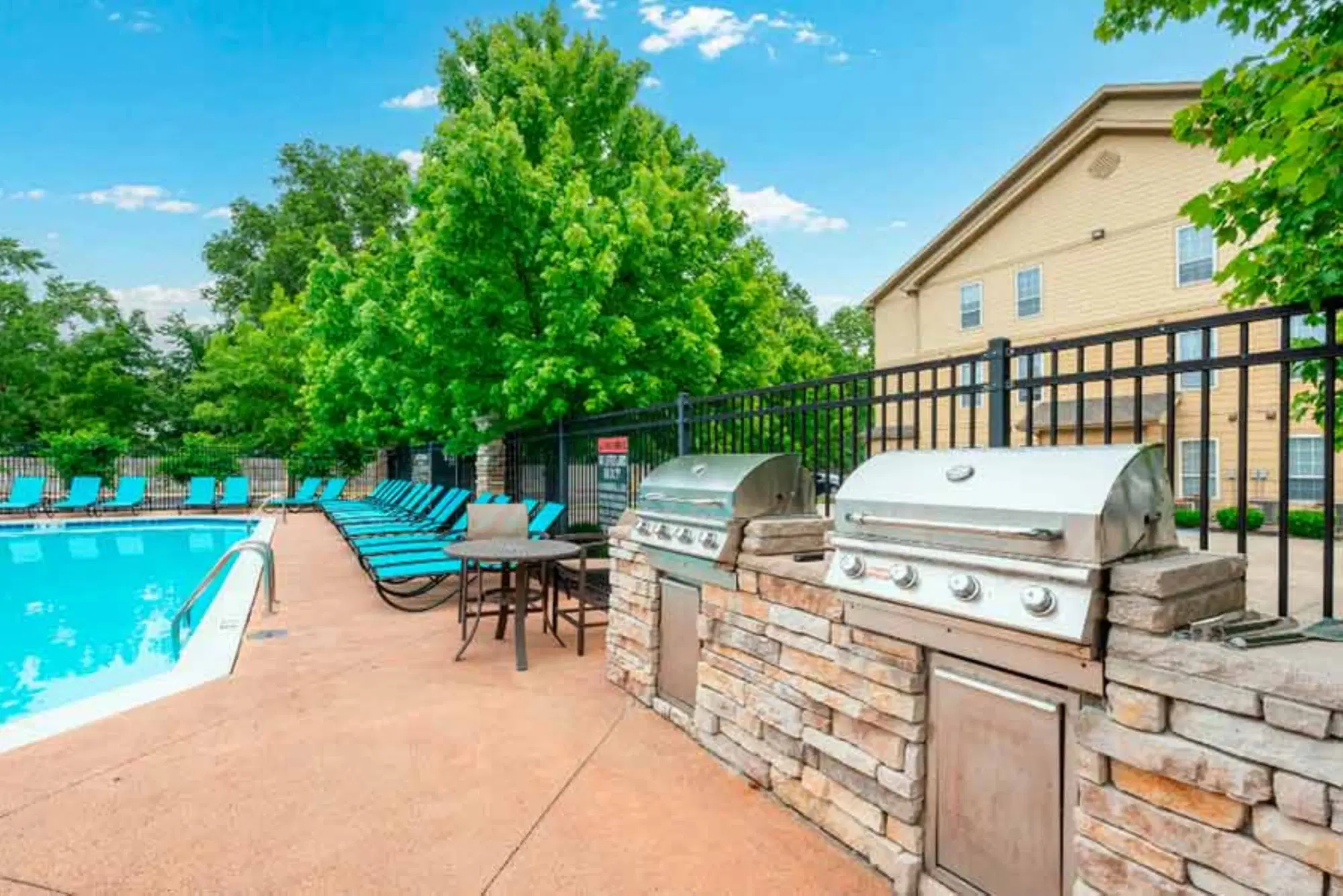 St Joe Place Apartments, Fort Wayne – Exterior