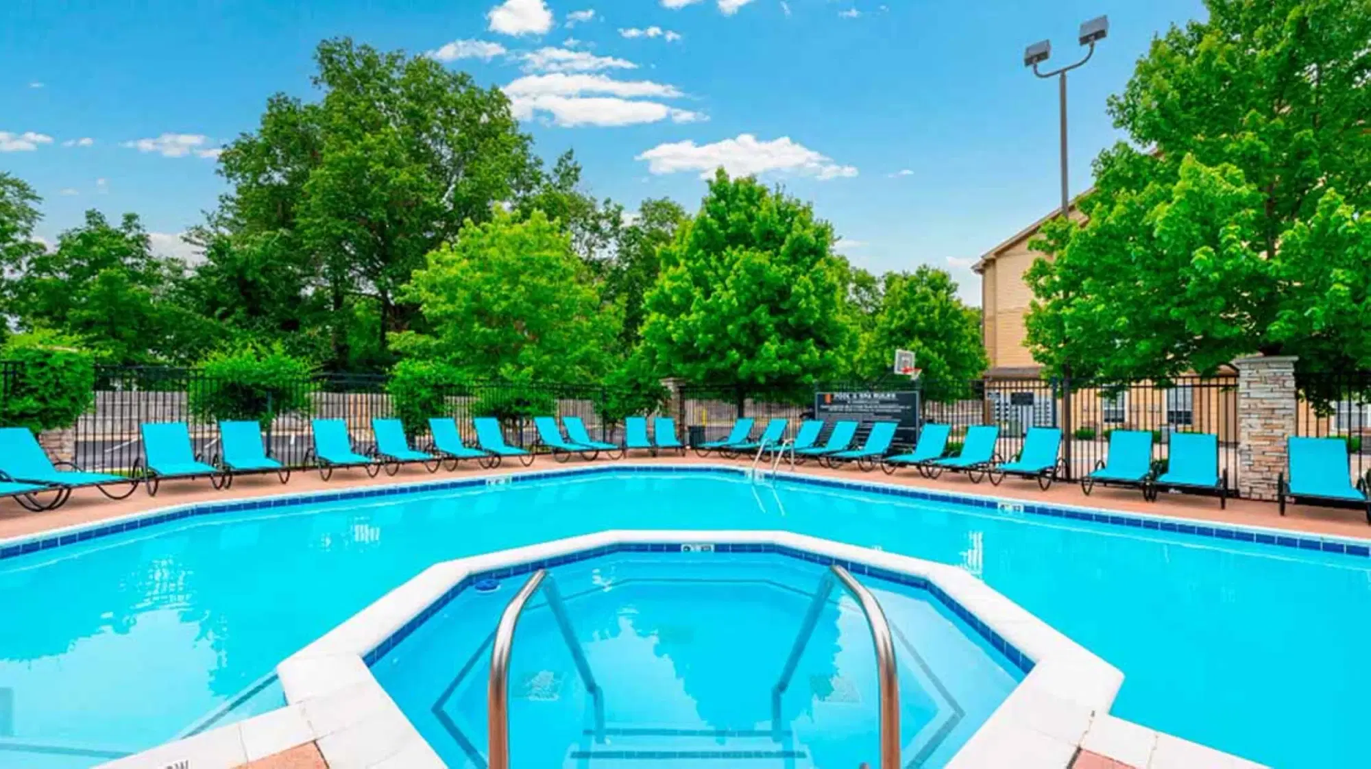 St Joe Place Apartments, Fort Wayne – Exterior