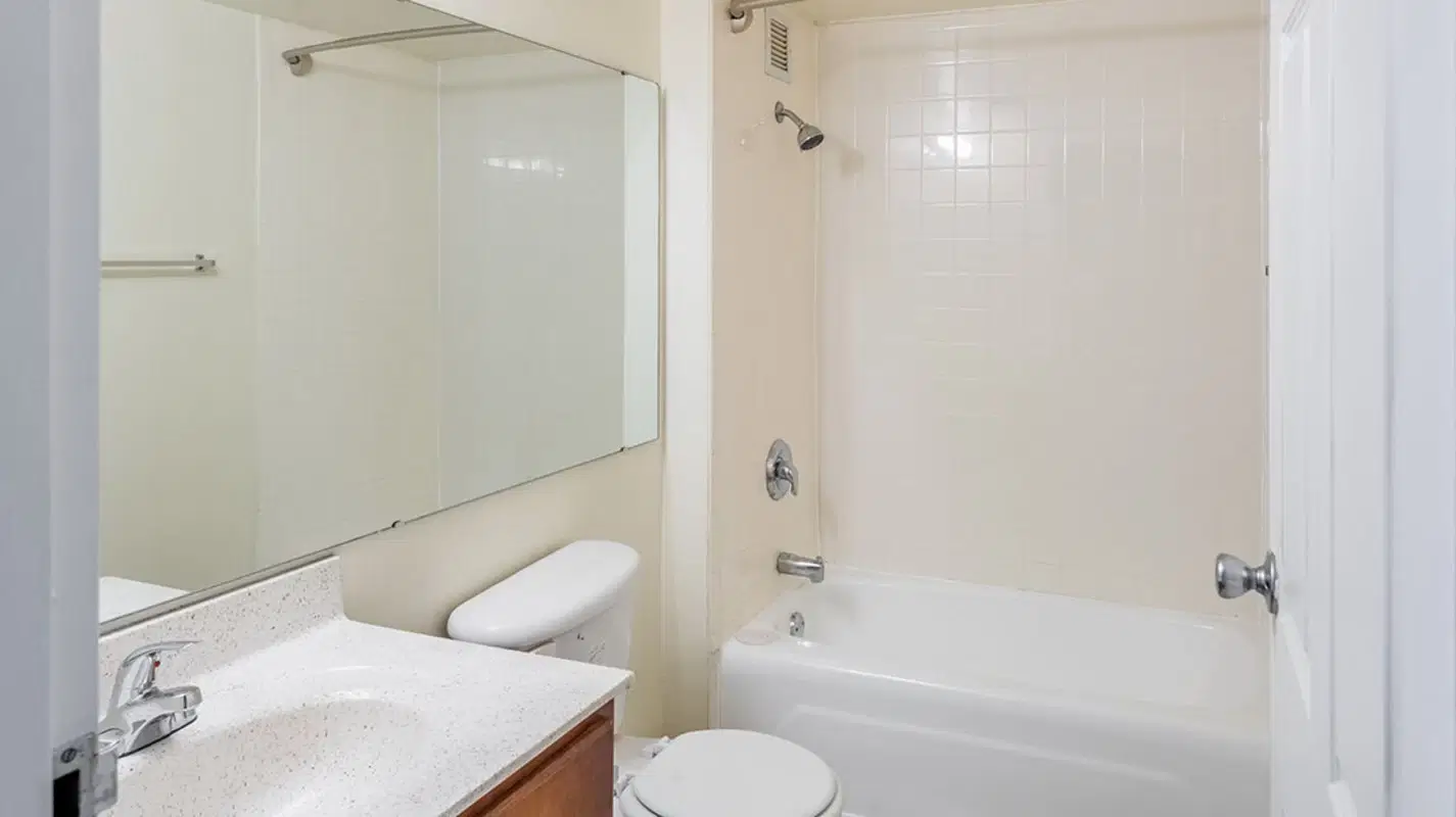 Regency Tower Apartments, Detroit – Bathroom