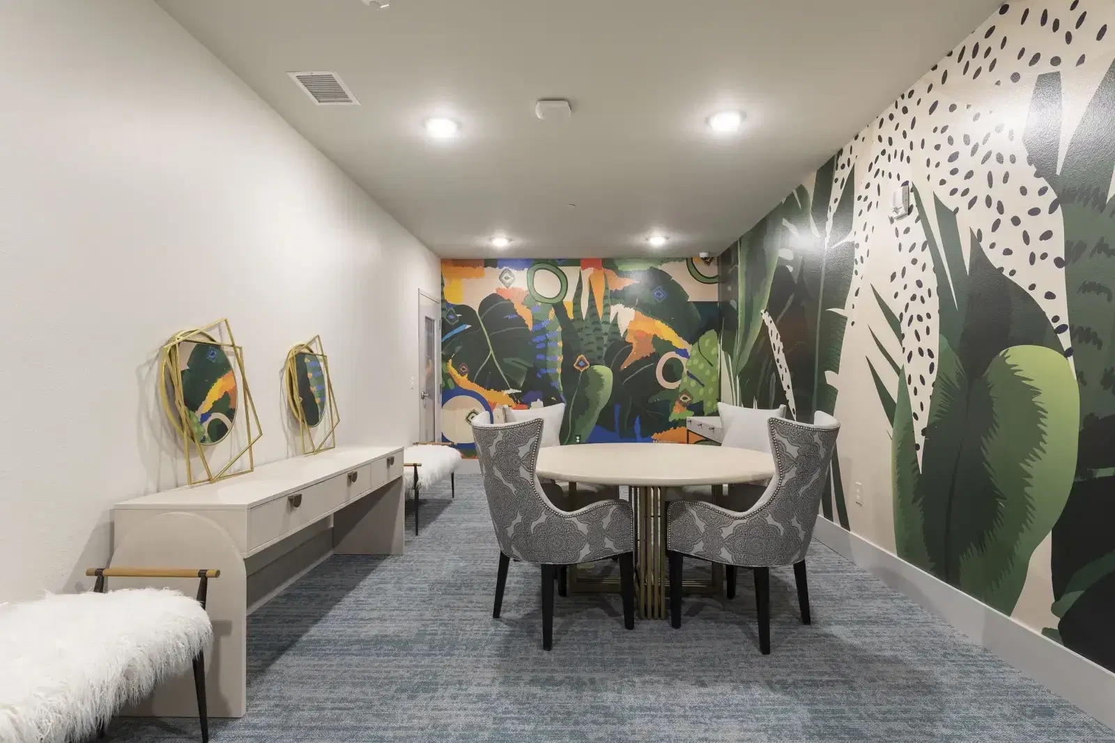 Theory Gainesville, Gainesville – Amenities